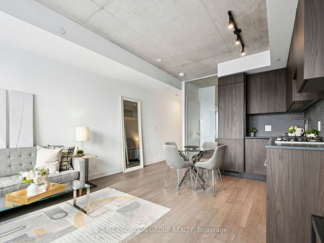 423 - 2720 Dundas St W