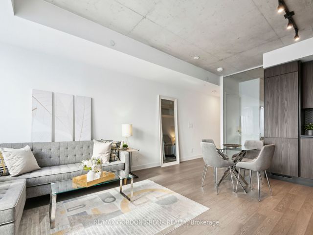 423 - 2720 Dundas St W
