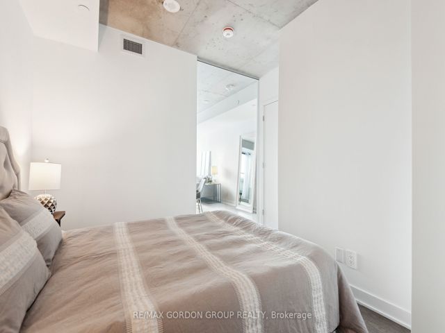 423 - 2720 Dundas St W