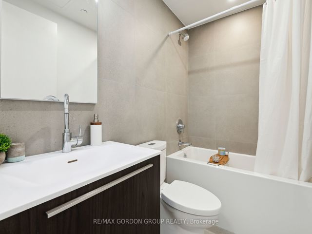 423 - 2720 Dundas St W