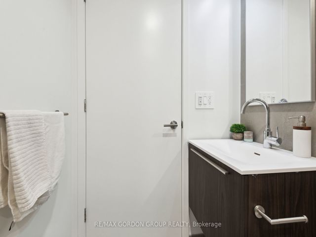 423 - 2720 Dundas St W