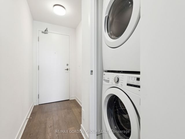 423 - 2720 Dundas St W