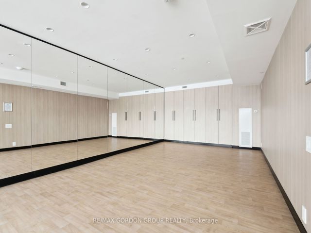 423 - 2720 Dundas St W