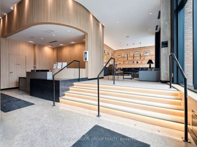 423 - 2720 Dundas St W