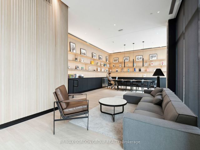 423 - 2720 Dundas St W