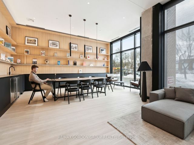 423 - 2720 Dundas St W