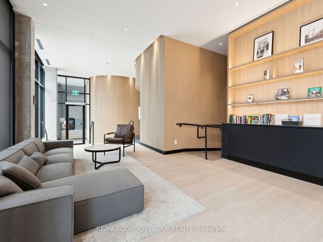 423 - 2720 Dundas St W