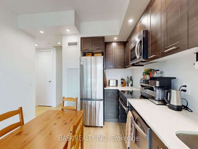 406 - 2220 Lake Shore Blvd W