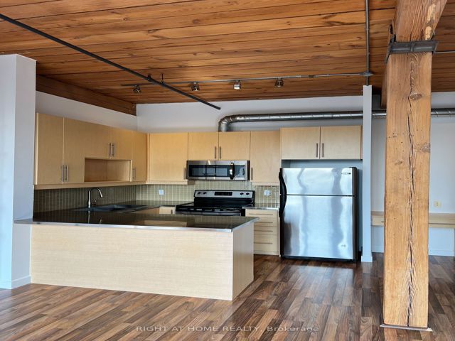 406 - 2154 Dundas St W
