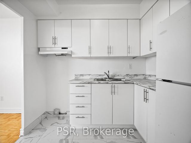 1016 - 1442 Lawrence Ave W