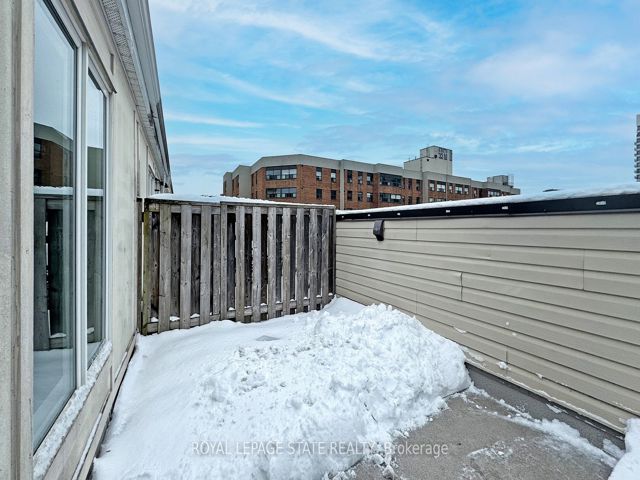 1122 - 20 Laidlaw St