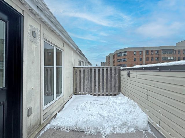 1122 - 20 Laidlaw St