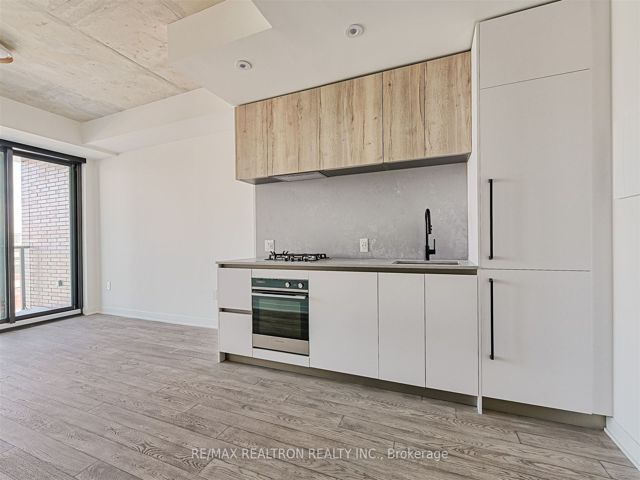611 - 2625 Dundas St W