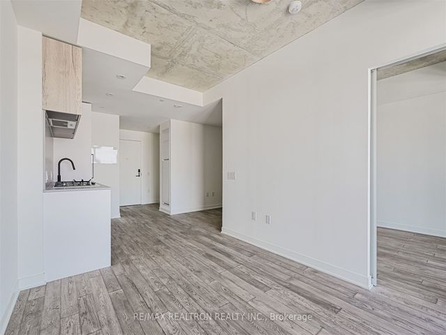 611 - 2625 Dundas St W