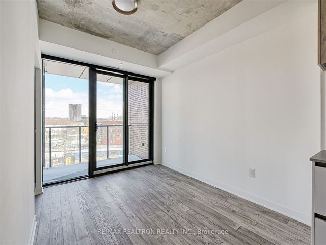 611 - 2625 Dundas St W
