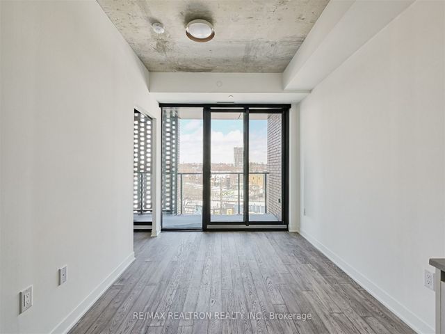 611 - 2625 Dundas St W