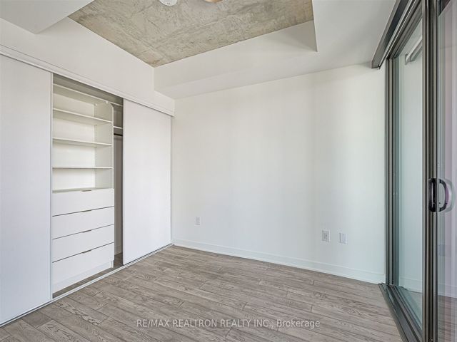 611 - 2625 Dundas St W