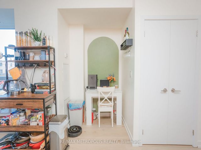 203 - 5101 Dundas St W