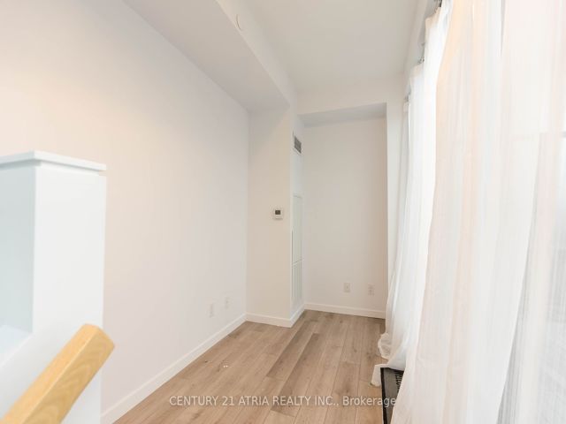 814 - 7 Smith Cres