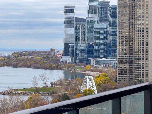 2010E - 1926 Lake Shore Blvd W