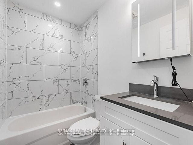 M5 - 2507 Eglinton Ave W