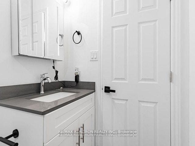 M5 - 2507 Eglinton Ave W