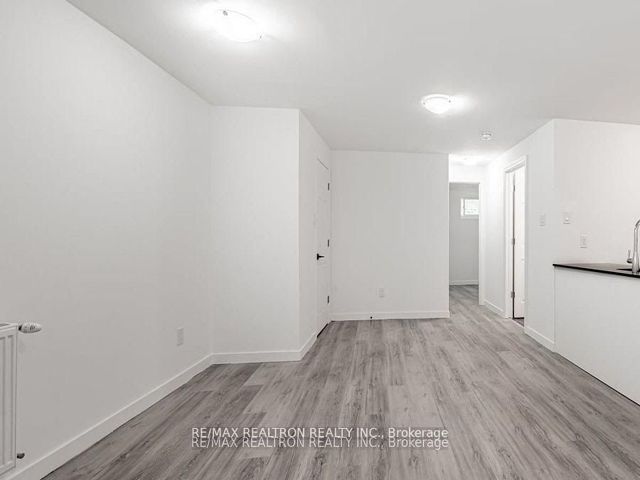 M5 - 2507 Eglinton Ave W