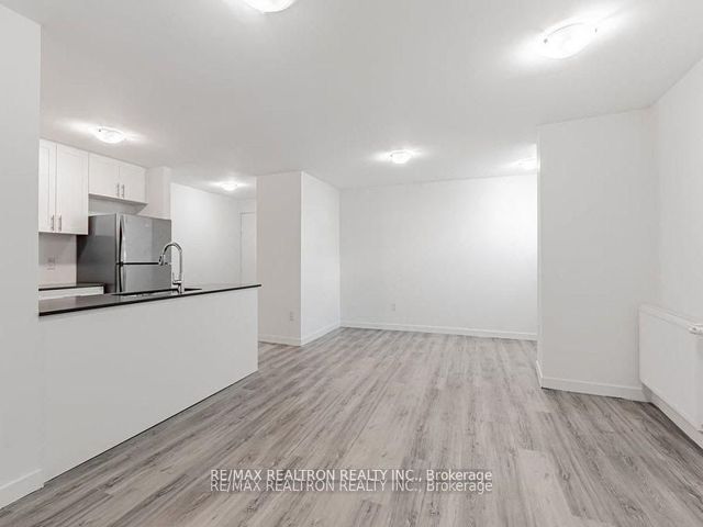 M5 - 2507 Eglinton Ave W