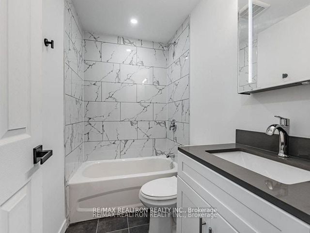 M5 - 2507 Eglinton Ave W