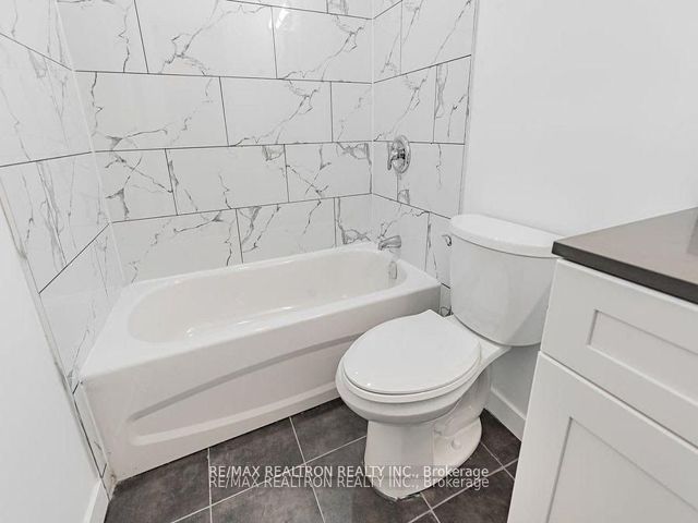 M5 - 2507 Eglinton Ave W