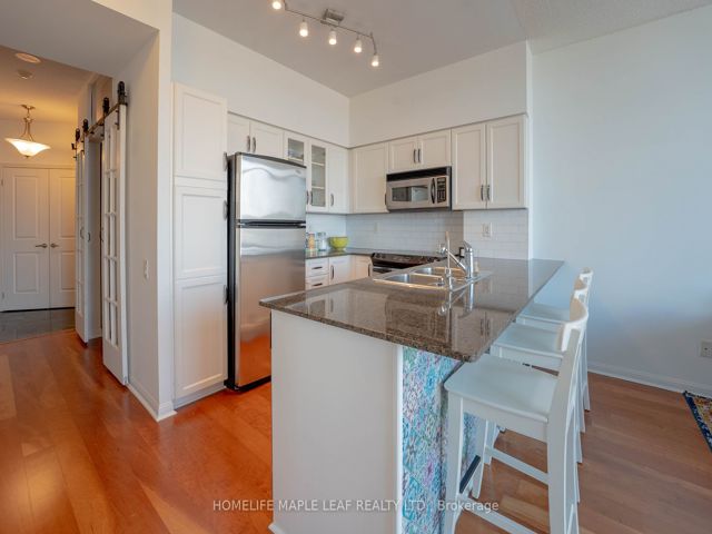 606 - 15 Windermere Ave