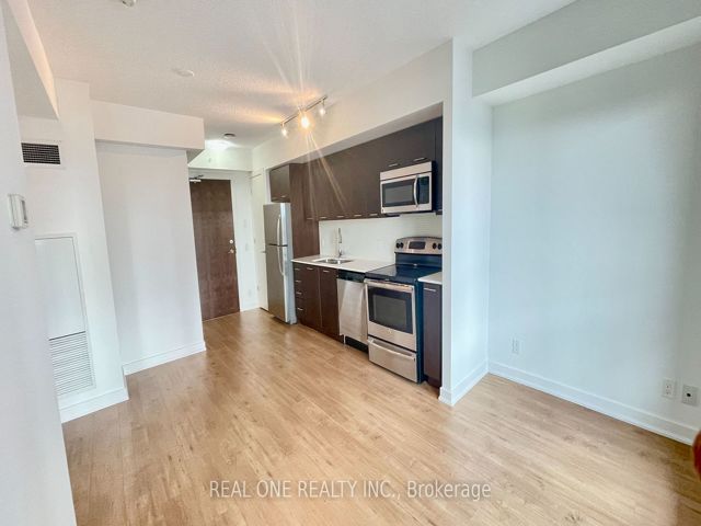 809 - 2220 Lakeshore Blvd