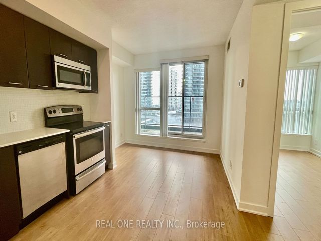 809 - 2220 Lakeshore Blvd