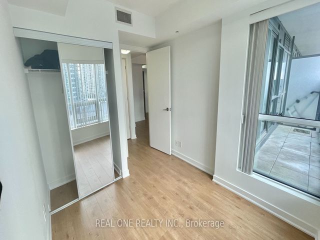 809 - 2220 Lakeshore Blvd