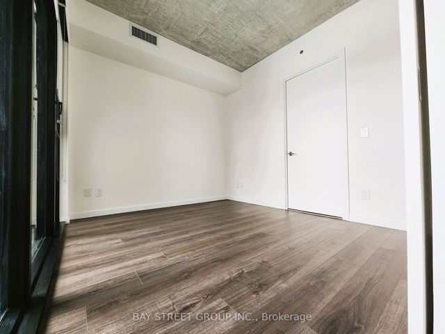 401 - 7 Smith Cres