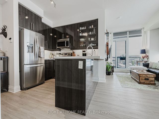815 - 1185 The Queensway