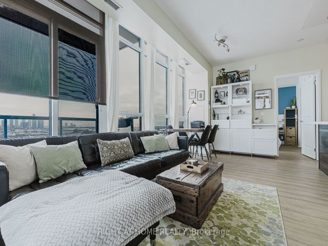 815 - 1185 The Queensway