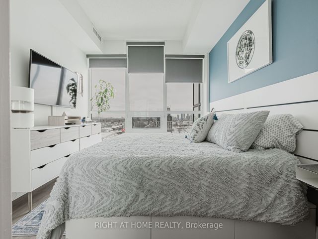 815 - 1185 The Queensway