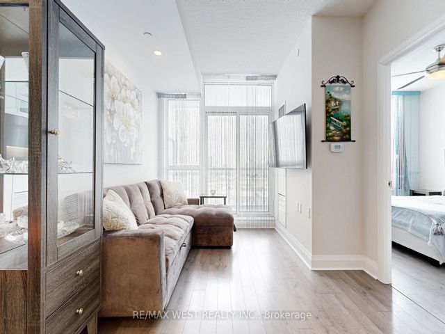 905 - 17 Zorra St