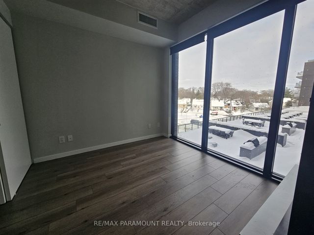 327 - 7 Smith Cres