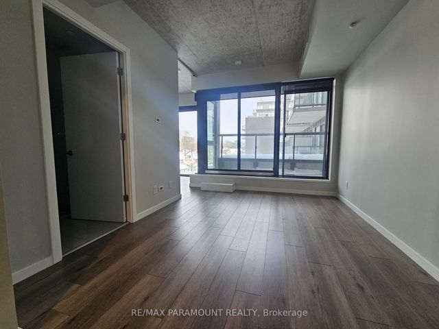 327 - 7 Smith Cres