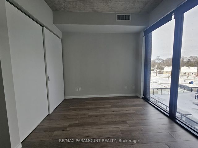 327 - 7 Smith Cres