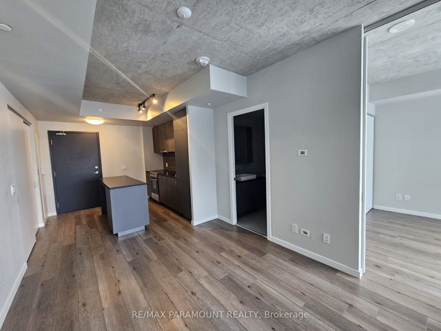 327 - 7 Smith Cres