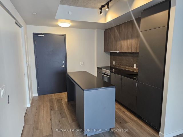 327 - 7 Smith Cres