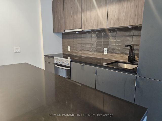 327 - 7 Smith Cres