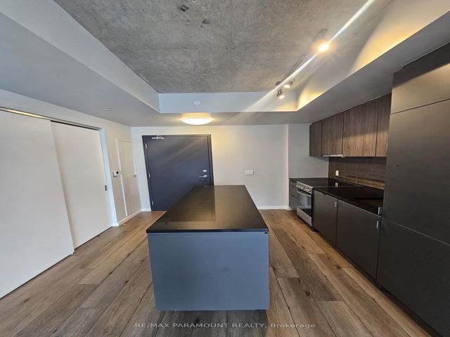 327 - 7 Smith Cres