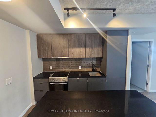 327 - 7 Smith Cres