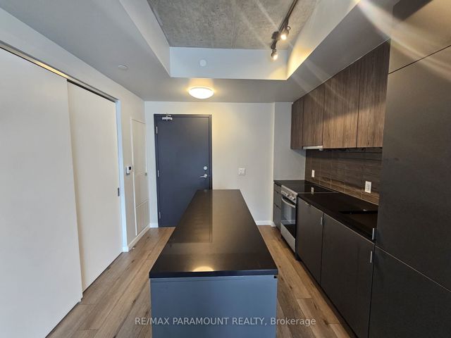 327 - 7 Smith Cres