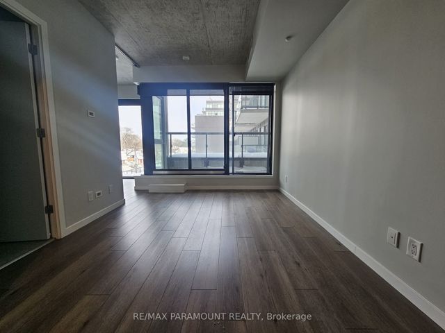 327 - 7 Smith Cres