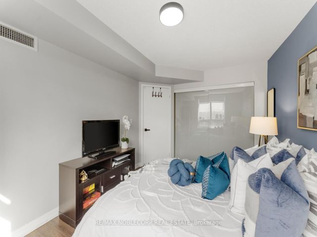 113 - 812 Lansdowne Ave